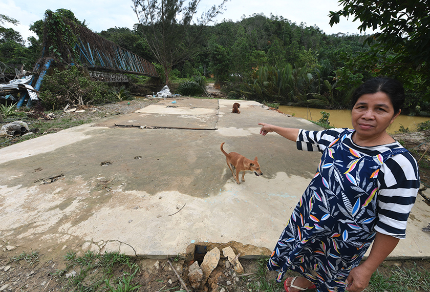Penduduk Kampung Pias Kanibungan Pitas, Sinupiying Mosingkat menunjukkan lantai kedai makannya yang dibawa arus deras ketika banjir di Kanibungan Ahad lepas. --fotoBERNAMA