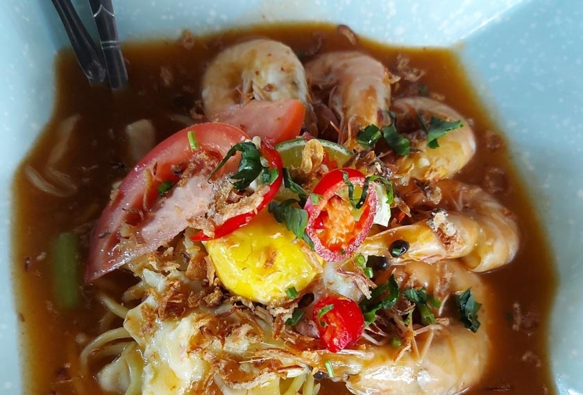 Hidangan mi udang begitu popular di Pulau Tuba.