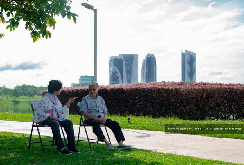 Dr Mahathir bersama isteri, Dr Siti Hasmah bersiar di Tasik Putrajaya hari ini. - Foto Pejabat Dr Mahathir
