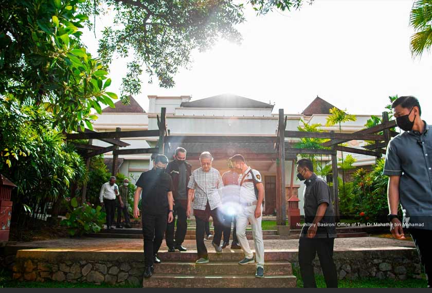 Dr Mahathir akui semakin pulih selepas menerima rawatan di IJN - Foto Pejabat Dr Mahathir