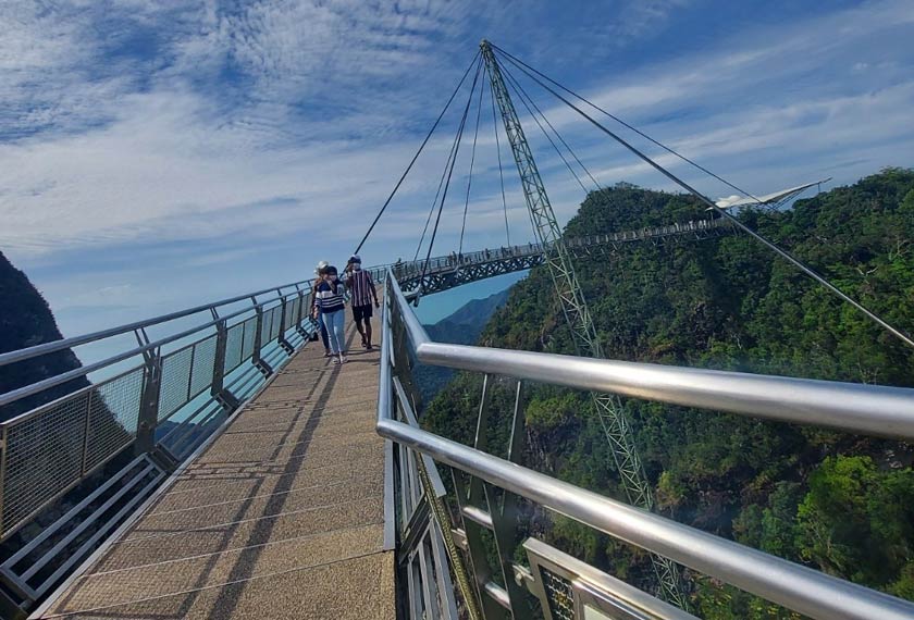 Selain kereta kabel, pengunjung juga boleh menikmati pemandangan di atas jambatan rentang bebas dan melengkung terpanjang di dunia.
