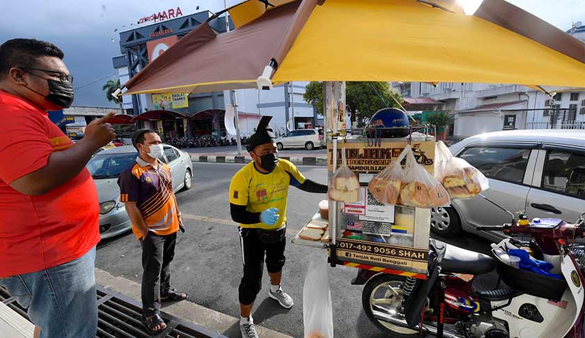 Shaharizal menjual roti benggali pelbagai perisa menggunakan motosikal di sekitar Kangar dan Kuala Perlis. --fotoBERNAMA