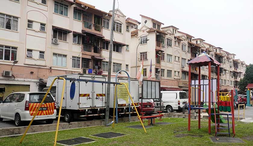 Dari luar, bangunan ini hanyalah rumah pangsa dengan cat luaran yang hampir lapuk sama seperti perumahan kos rendah yang lain, namun jika menjengah di bahagian ruang lobi, dekorasinya tidak ubah seperti hotel. --fotoBERNAMA