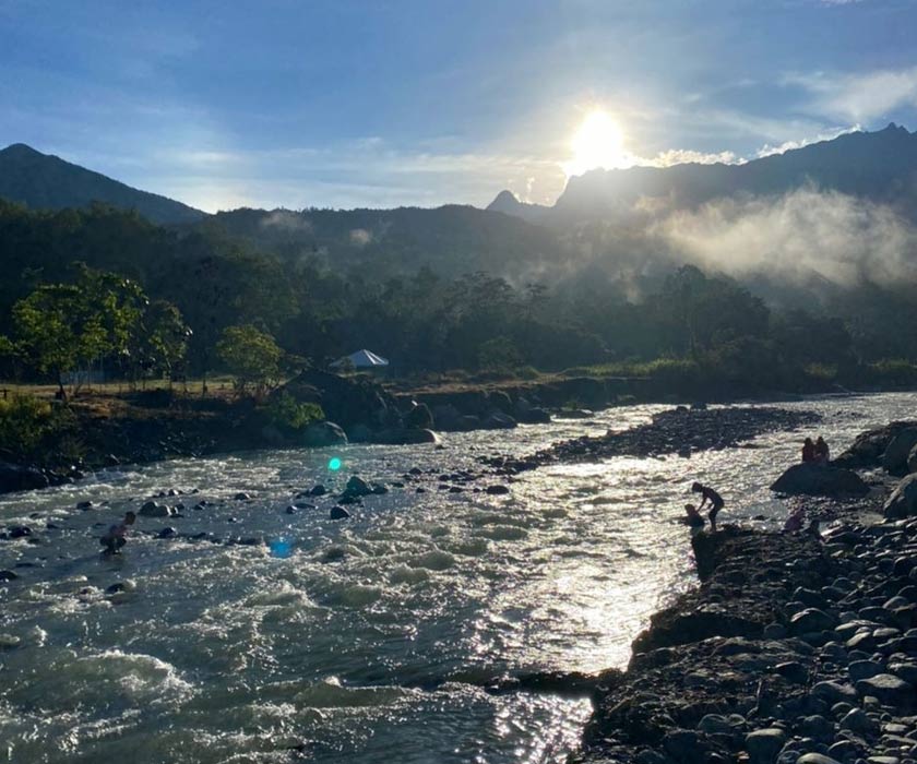 Polumpung Melangkap menawarkan aktiviti berkemah dan berkelah di tepi sungai sambil berlatarbelakangkan pemandangan Gunung Kinabalu. FOTO - Saraya Mia/Astro AWANI