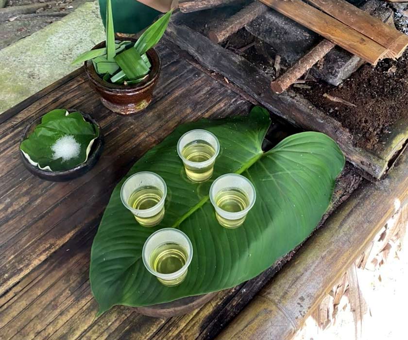 Legakan tekak dengan minum teh pandan yang direbus di atas dapur kayu, cara Orang Asal. FOTO - Saraya Mia/Astro AWANI