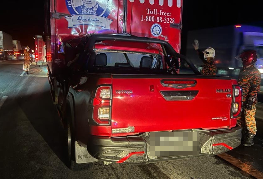 Kenderaan pacuan empat roda itu dipercayai hilang kawalan dan melanggar belakang lori tersebut, menyebabkan pemandunya tersepit. - Foto ihsan JBPM