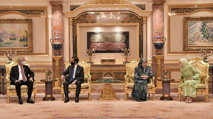 Sultan Brunei Sultan Hassanal Bolkiah berkenan menerima menghadap Perdana Menteri Datuk Seri Ismail Sabri Yaakob (kiri) dan isteri Datin Seri Muhaini Zainal Abidin (kanan) di Istana Nurul Iman hari ini. - Foto BERNAMA