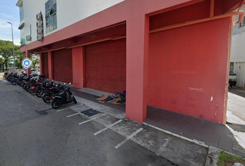 Affandi dan Siti Hajar, merupakan antara puluhan golongan gelandangan yang berada di jalan itu, menanti jam 5.30 petang setiap hari, kerana di situ tempat Persatuan Kebajikan Masyarakat Insani Kasih Johor Bahru (I-Kasih) mengagihkan makanan dan pakaian kepada mereka.