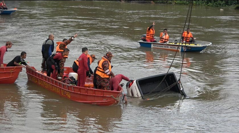 Kenderaan tersebut dikesan kira-kira jam 5.15 petang tadi dan mengambil masa lebih  satu jam untuk membawa naik dengan bantuan kren. - Foto JBPM