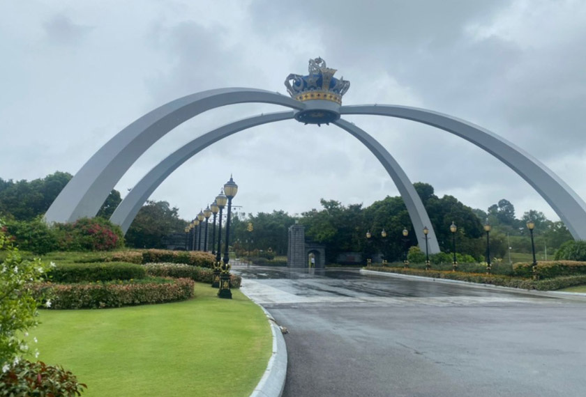 Kawasan sekitar Laman Mahkota, Istana Bukit Serene menjadi tumpuan orang ramai bersama keluarga untuk bergambar. - Astro AWANI/Mohamad Noor Fitri MZ