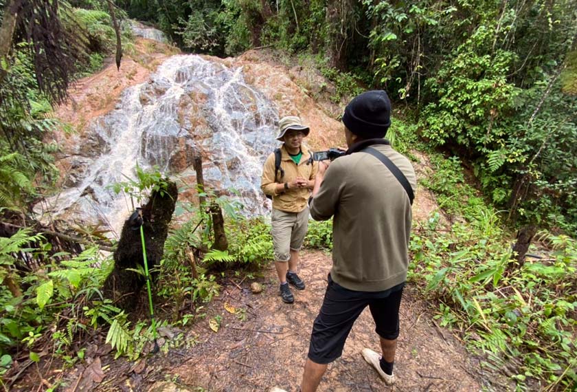 Beberapa air terjun juga anda akan lalui dalam perjalanan ke kawasan tumbuhnya bunga Raflesia - Foto/HafiziRosli