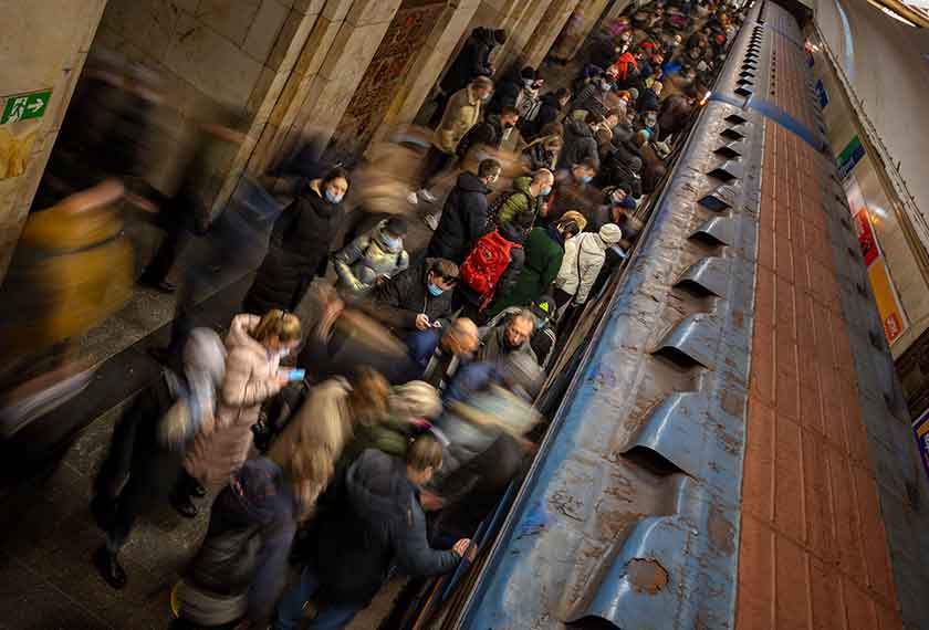 Ketegangan yang memuncak di Ukraine berikutan ancaman perang oleh Rusia menyebabkan ramai warga asing membuat keputusan untuk keluar daripada negara itu. - Gambar Reuters