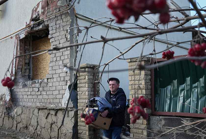 Kemusnahan berlaku di Ukraine ketika mana tentera Rusia menceroboh dua wilayah di timur negara itu pada Isnin lepas. - Gambar Reuters