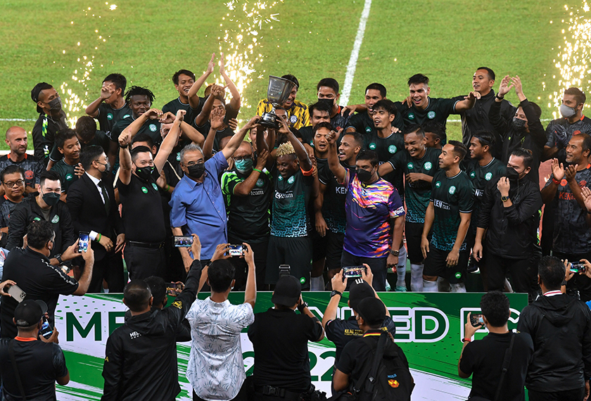 Mohd Ali (baju biru) bersama Pemain-pemain Melaka United FC menjulang piala selepas menjuarai perlawanan Bola Sepak Piala TYT Yang Di-Pertua Negeri Melaka antara Melaka United FC dan Selangor FC di Stadium Hang Jebat malam tadi. --fotoBERNAMA