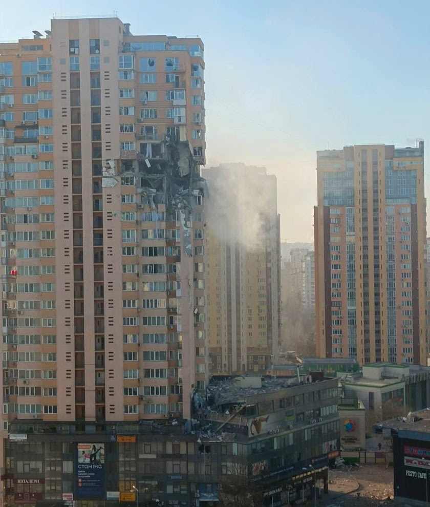 Salah sebuah bangunan yang musnah sebahagian struktur selepas dibedil peluru berpandu Rusia di Bandar Kiev. Gambar: Rakyat Ukraine