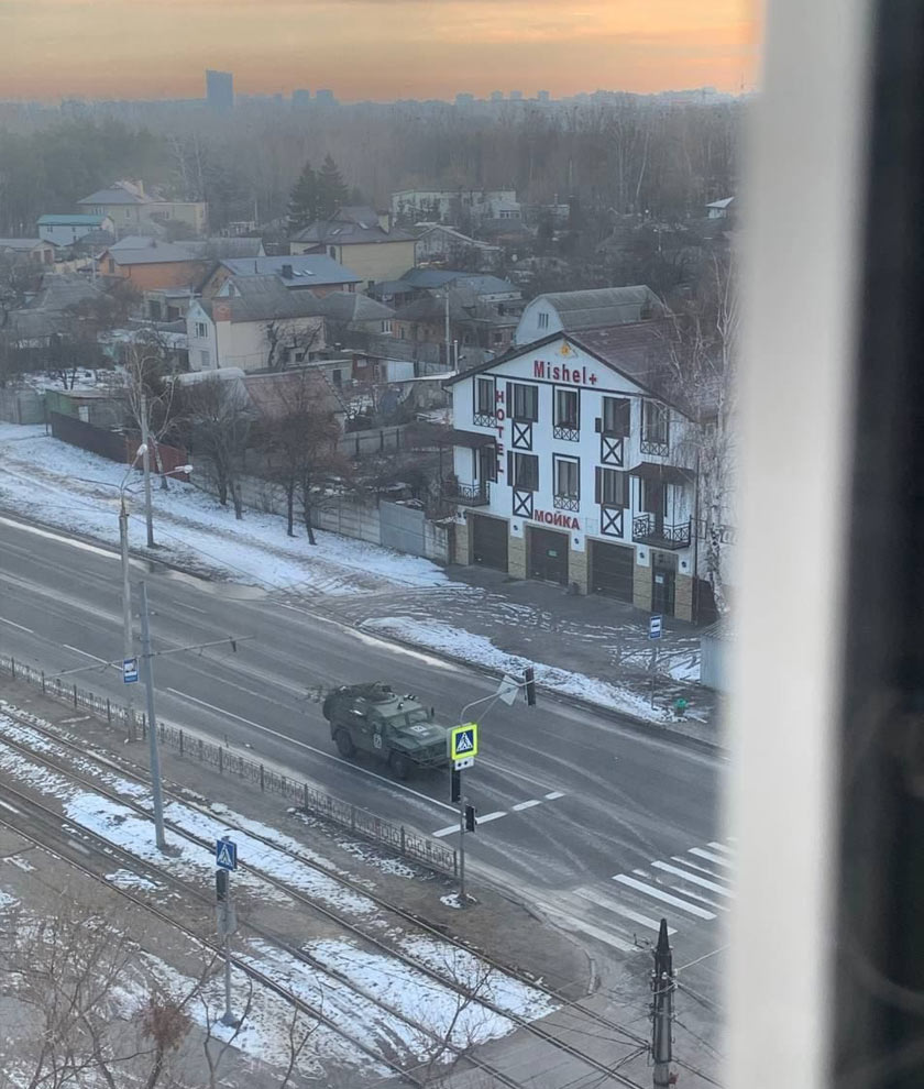 Kenderaan tentera Rusia yang dilihat memasuki bandar di Ukraine sejak serangan dilancarkan empat hari lalu. Gambar: Rakyat Ukraine