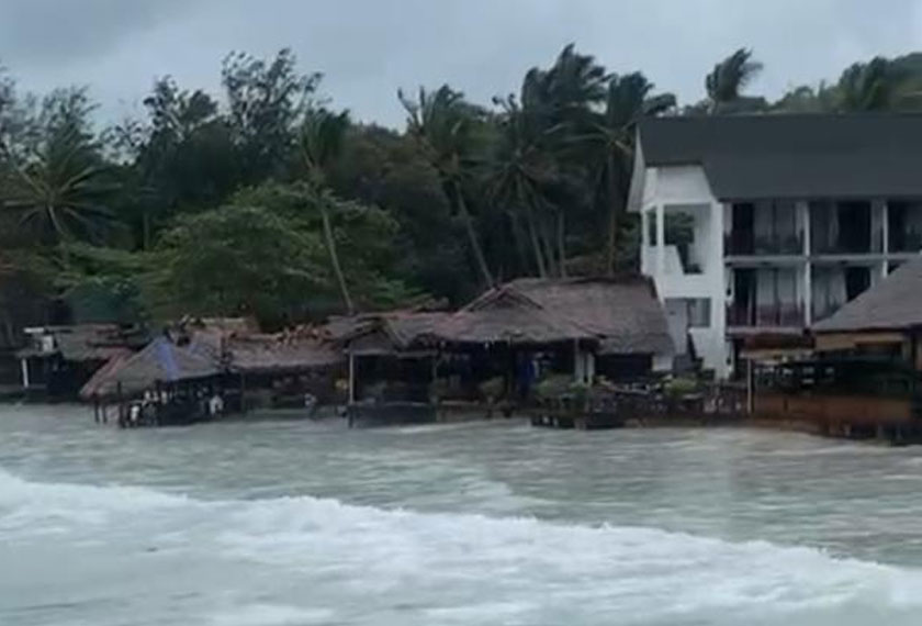 Gerai di tepi pantai Pulau Perhentian Kecil turut dibadai ombak besar. Gambar: Astro AWANI
