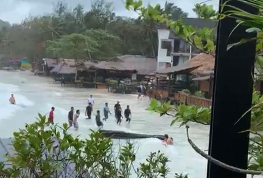 Keadaan di sekitar pantai Pulau Perhentian Kecil yang sempat dirakam Muhammad Hafizuddin. Gambar: Astro AWANI