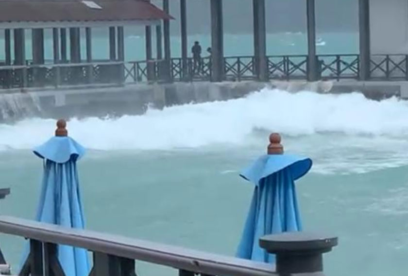 Ombak yang kuat membadai pesisir pantai Pulau Perhentian Kecil dan berbahaya kepada sebarang aktiviti pantai. Gambar: Astro AWANI