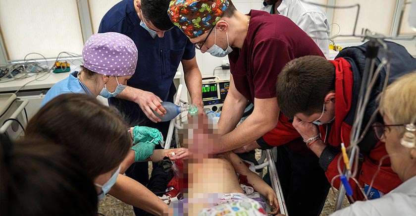 Kanak-kanak itu tiba dalam keadaan tidak bernyawa, bapanya pula cedera parah. - Foto AP