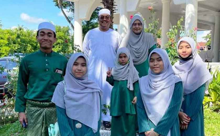 Muhammad Sanusi bersama ahli keluarganya, yang dirakamkan pada tahun ini.