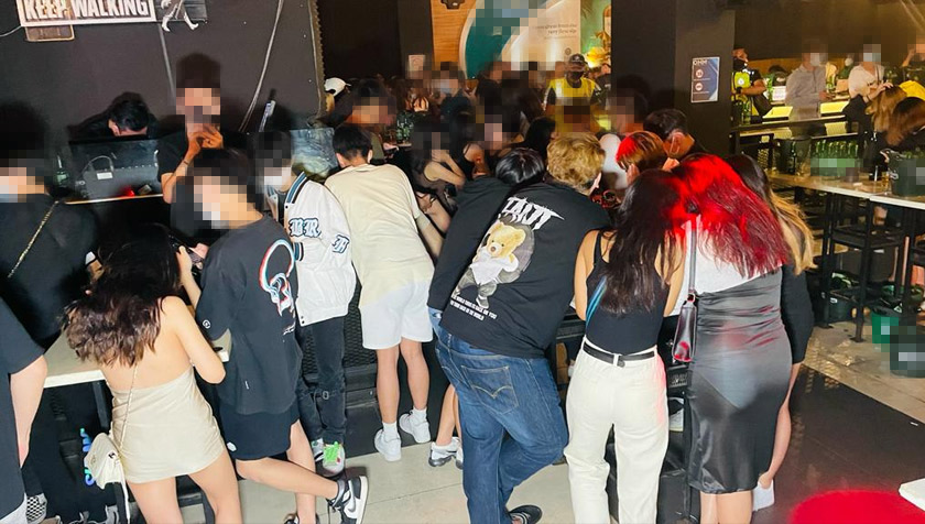 Premis yang sepatutnya memuatkan 100 pelanggan itu bertukar menjadi kelab hiburan apabila beroperasi dalam keadaan gelap selain memasang muzik yang kuat. - Foto Astro AWANI