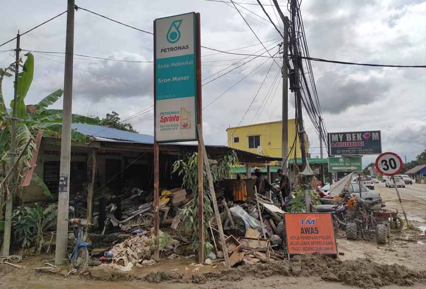 Bengkel motosikal Misron dan Norsila antara mangsa 'dahsyatnya' banjir di Hulu Langat.