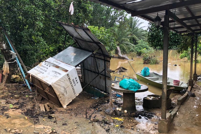 Meskipun struktur rumah di kampung ini tinggi, namun penduduk masih khuatir keselamatan mereka kerana tinggal di pinggiran Sungai Pahang. - Foto Astro AWANI