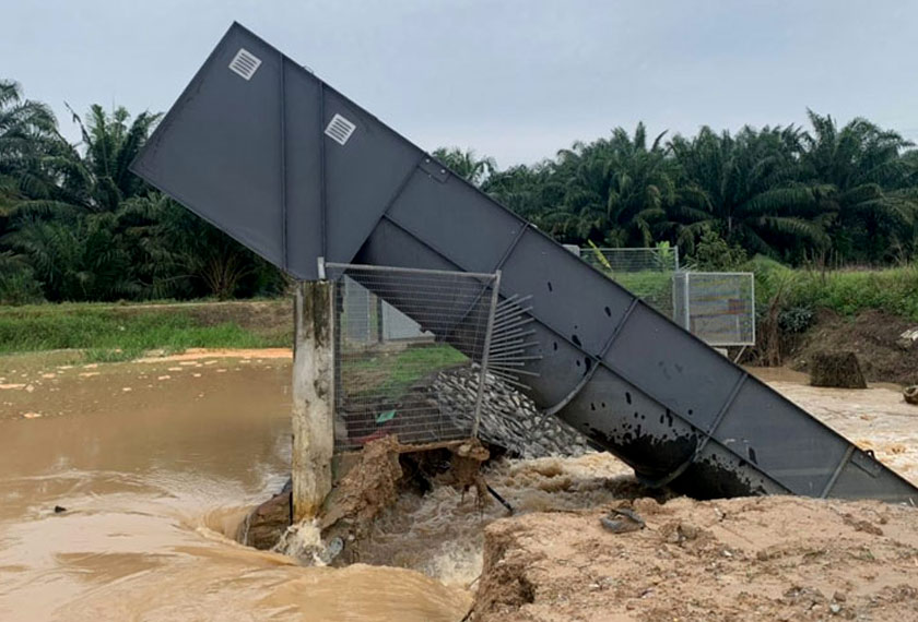 Ban berdekatan rumah pam Kampung RTB Bukit Changgang dilaporkan pecah pagi ini. - Foto Astro AWANI