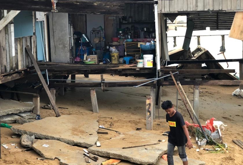 Hampir separuh struktur kedainya di gigi muara itu runtuh akibat dibadai ombak pada malam Ahad. - Foto astro AWANI