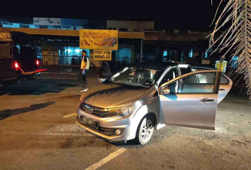 Kenderaan mendiang Ng Eng Boon yang diletakkan di depan pasar raya  di mana dia ditemui tidak sedarkan diri oleh orang awam.