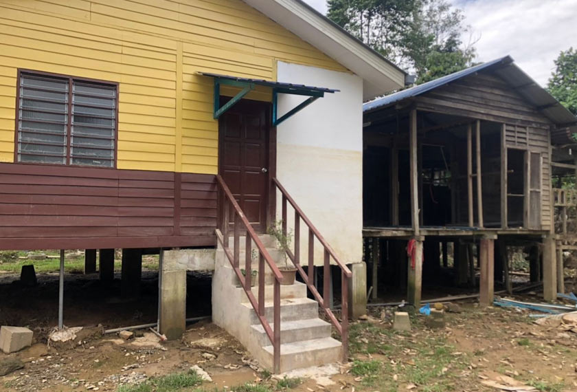 Rumah yang baru dibina sejak rumah lama (kanan) musnah akibat banjir pada Januari 2021.