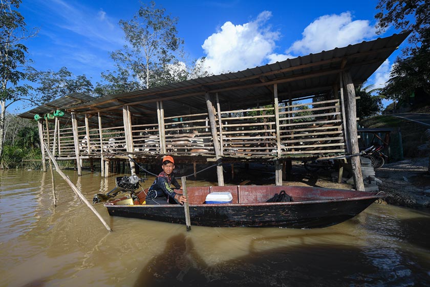 Bapa kepada dua anak perempuan itu berkata disebabkan banjir yang masih belum surut, dia kini terpaksa berulang alik menggunakan bot ke bandar Segamat. - Foto BERNAMA