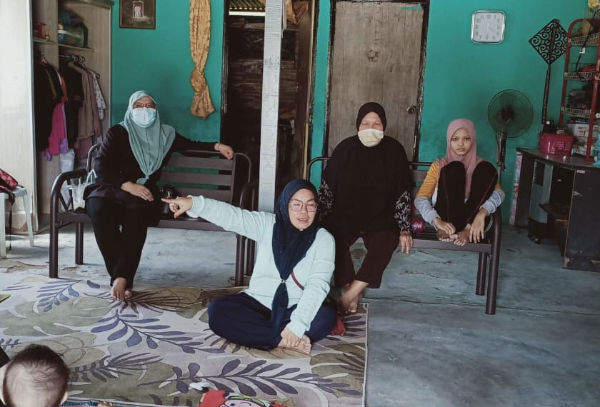 Zuzanti Sapine bersama ahli keluarganya di dalam kediaman mereka yang baru saja dibersihkan selepas dilanda banjir. - Gambar Astro AWANI