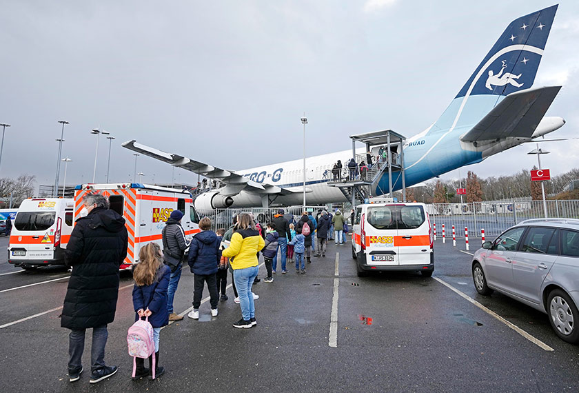 Kanak-kanak berbaris bersama keluarga di luar pesawat Airbus A300 Zero G bagi mendapatkan suntikan vaksin yang disediakan khusus untuk kanak-kanak 5 hingga 11 tahun di lapangan terbang di Cologne, Jerman, 9 Jan 2022. (Foto AP)