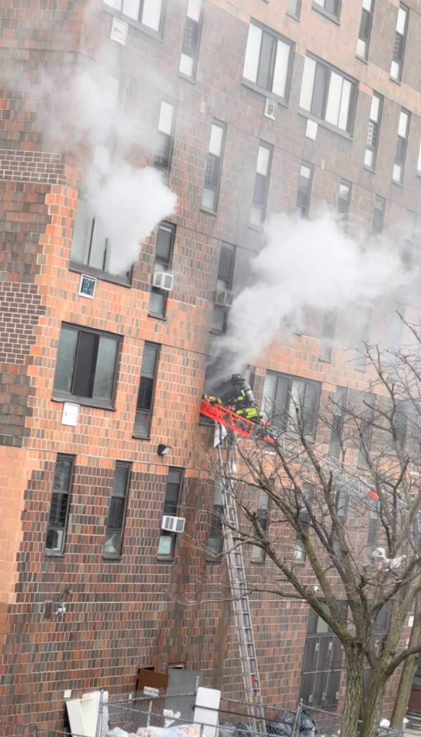 Kepulan asap kelihatan keluar dari tingkap ketika kejadian kebakaran bangunan pangsapuri di Bronx, New York City, 9 Jan 2022. - Foto Twitter Tanisha Ashe/REUTERS
