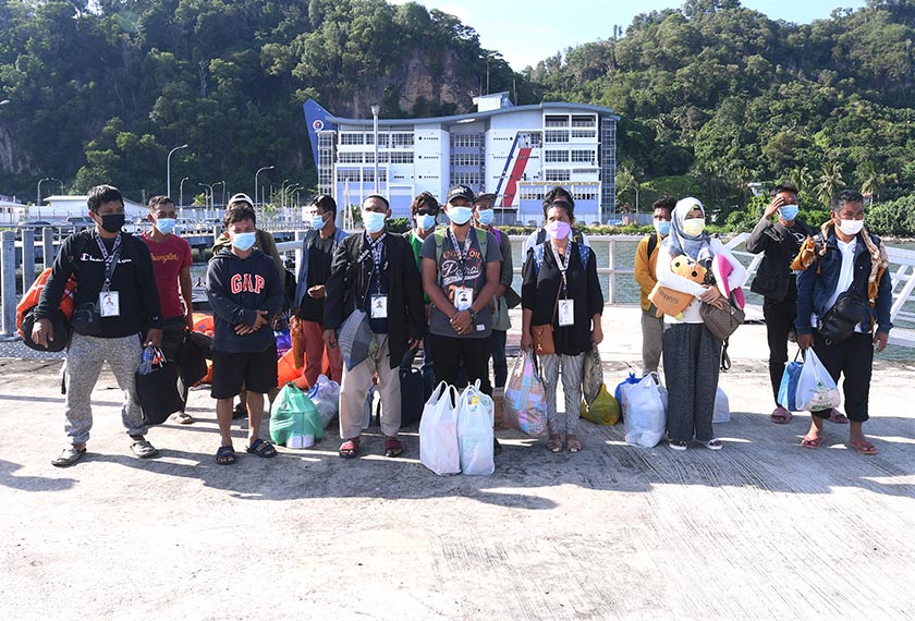 Tujuh pensyarah dan lapan krew bot kumpit MV Dayang Jubaira yang dalam perjalanan dari Pulau Bongau ke Pulau Taganak, Filipina diselamatkan APMM selepas mengalami kerosakan enjin dan hanyut sebelum terdampar di pantai Kinabatangan pada 8 Jan lalu. --fotoBERNAMA