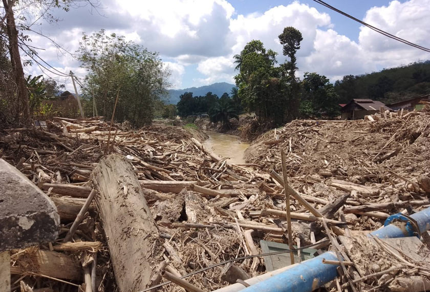 Longgokan puing kayu diletakkan setempat oleh pihak berwajib bagi memudahkan perhubungan di kawasan perkampungan ini.