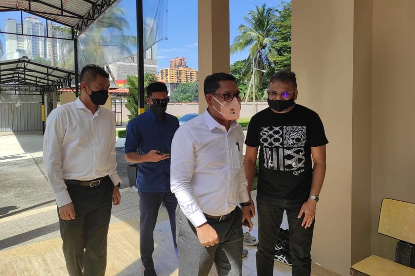 Ahmad Faizal turut meluangkan masa memberikan penghormatan terakhir kepada mendiang.