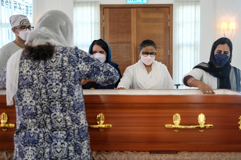 Kesayuan semakin terasa apabila isteri mendiang, Harbans Kaur dan dua anaknya, Natassha Kaur dan Sonuljit Singh tiba di upacara tersebut. - Foto Astro AWANI/Shahir Omar