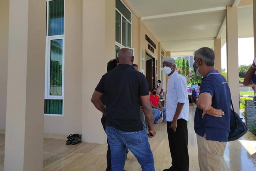 K Rajagobal dan beberapa bekas pemain bola sepak tempatan turut hadir memberikan penghormatan terakhir buat sahabat mereka.