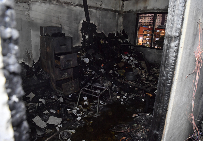 Keadaan di dalam salah sebuah unit perumahan awam di Setapak Jaya yang terbakar. --fotoBERNAMA