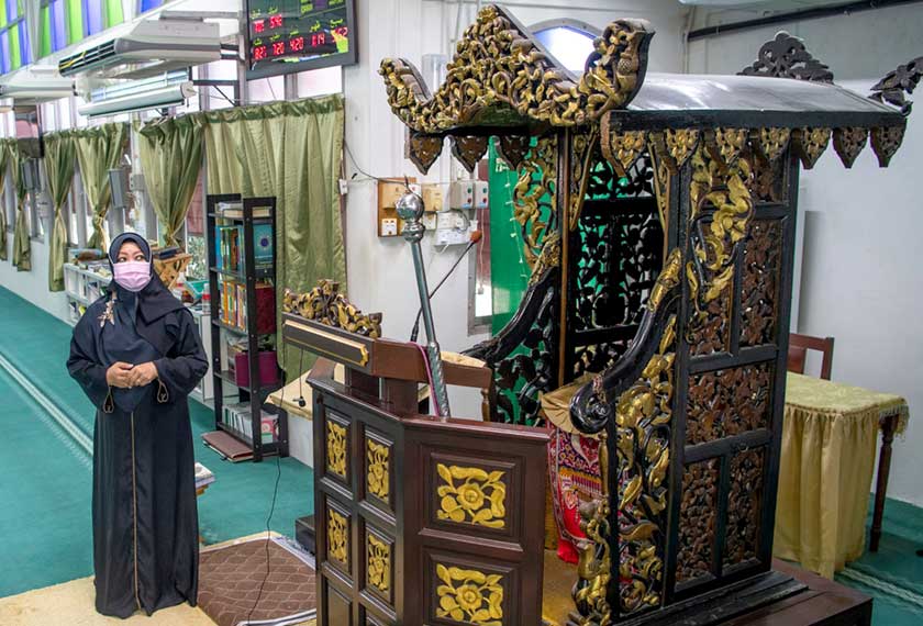 Harleny berkata ukiran bermotifkan Bunga Ketumbit dan Daun Kerak Nasi pada mimbar itu mencerminkan kehalusan tangan tukang kayu tempatan pada zaman tersebut. - Foto BERNAMA