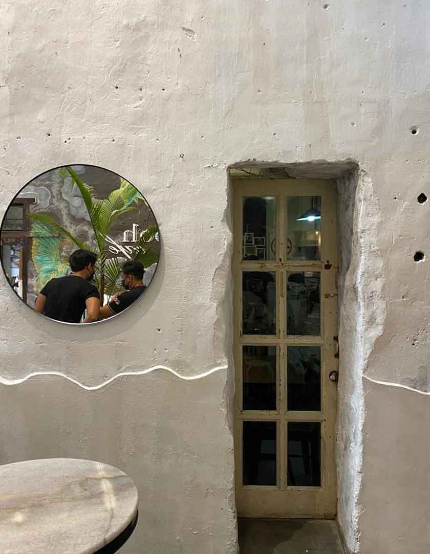 Seni bina dalaman direka oleh kakak kepada usahawan muda yang menguruskan Little Ipoh Kafe.