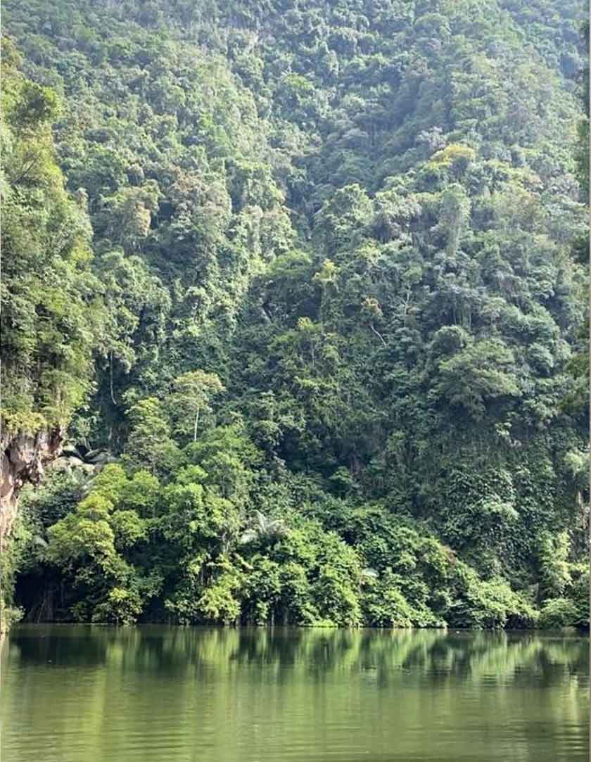 Tasik Cermin menawarkan pemandangan terbaik pada waktu siang dek pantulan cahaya matahari di tasik.