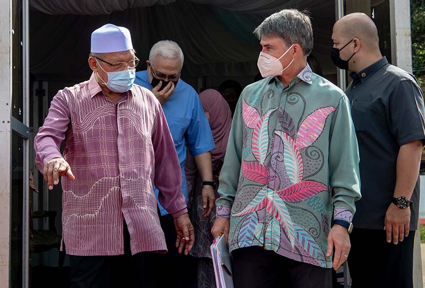 Pada pertemuan dengan Ahmad, McFeeters turut menyentuh harapan untuk mengukuhkan lagi hubungan AS dan Kelantan. - Foto BERNAMA