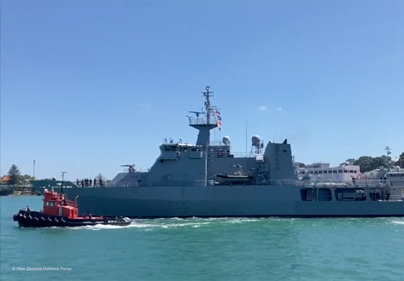 Kapal HMNZS Wellington meninggalkan Pangkalan Tentera Laut Devonport di Auckland, New Zealand, 18 Jan 2022 bagi menghantar bekalan ke Tonga. - Foto REUTERS