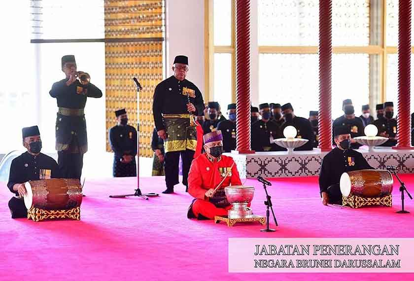 Pada Isnin, berlangsung pula tradisi yang lazimnya diamalkan sejak zaman-berzaman dalam masyarakat Negara Brunei Darussalam, iaitu Majlis Istiadat Membuka Gendang Jaga-Jaga. - Foto Jabatan Penerangan Brunei