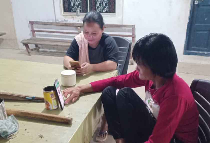 Penduduk Uma Akeh membuat panggilan video kepada sanak saudara.