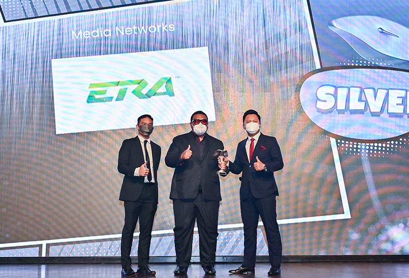 Penyampai ERA, Radin (kanan) dan Ray (tengah) menerima Perak bagi kategori Rangkaian Media pada Anugerah Putra Brand 2021 - Foto Astro